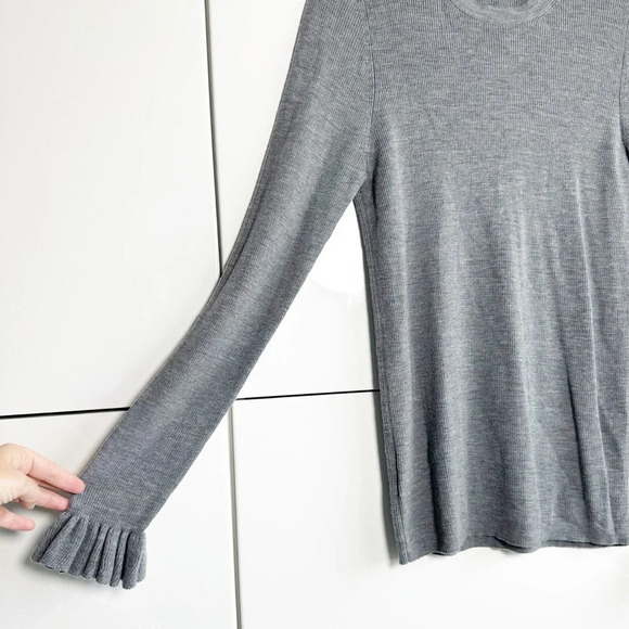 Ann Taylor Superfine Merino Wool Gray Ribbed Top Sz XL Ruffle Cuff Lightweight - Picture 2 of 7